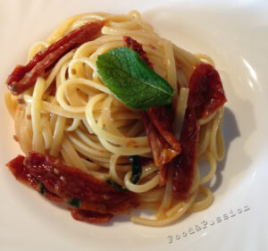 linguine pomodori secchi e menta fresca