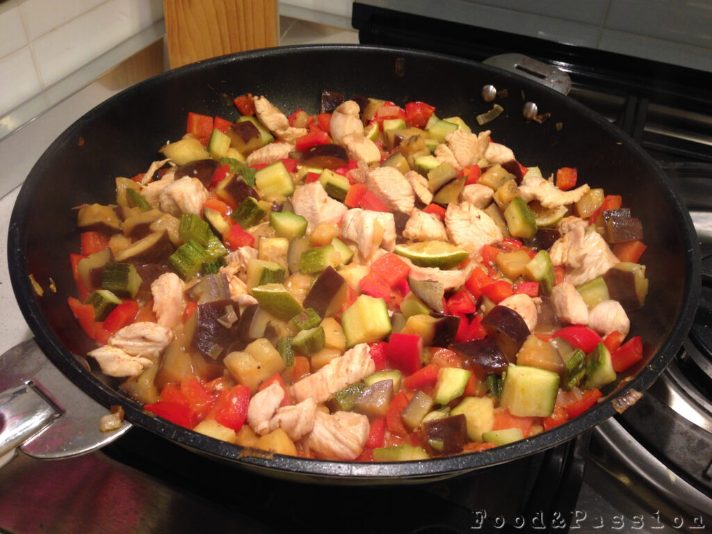 pollo con verdure padella