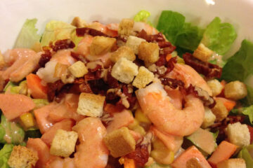 Insalata mista con gamberi in salsa rosa