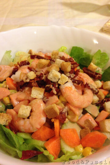Insalata mista con gamberi in salsa rosa