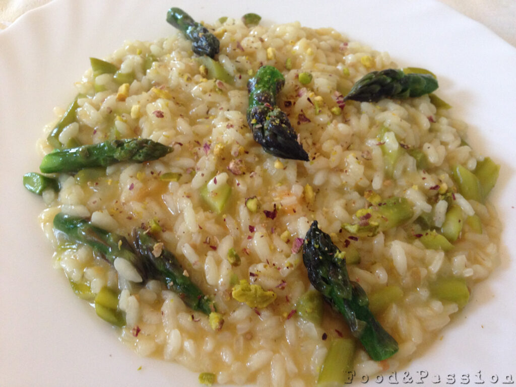 risotto agli asparagi con pomodorini e pistacchi