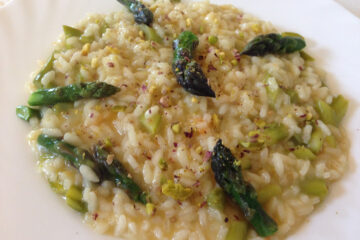 risotto agli asparagi con pomodorini e pistacchi