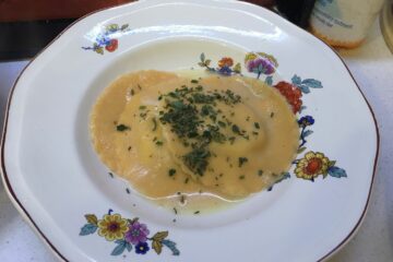 Ravioli rossi ripieni con ricotta e basilico