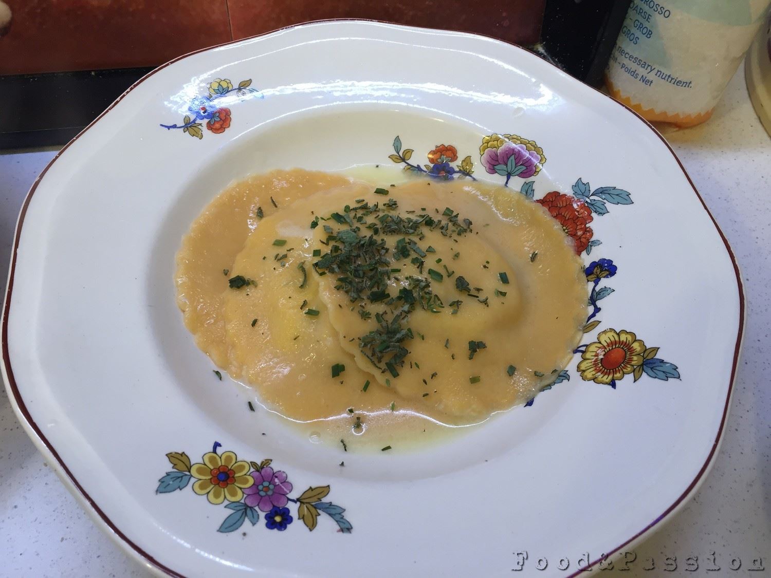 Ravioli rossi ripieni con ricotta e basilico