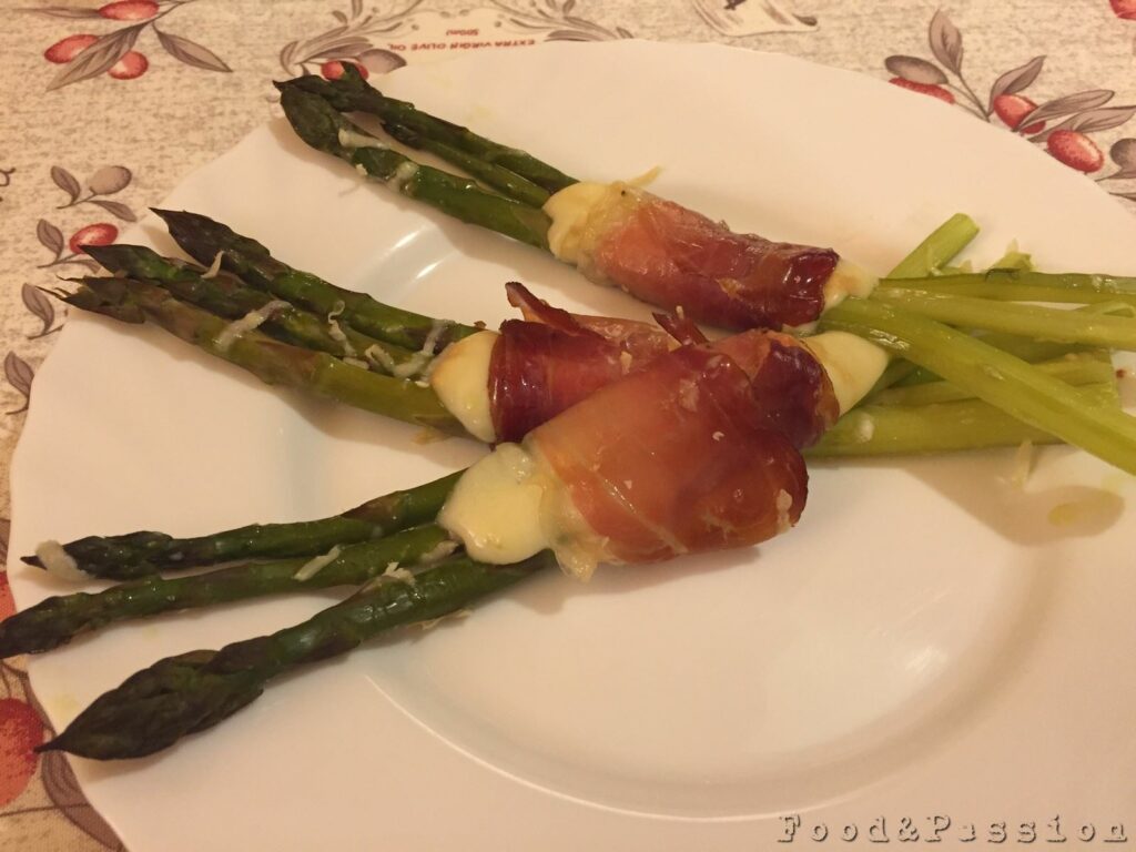 Asparagi con speck e scamorza