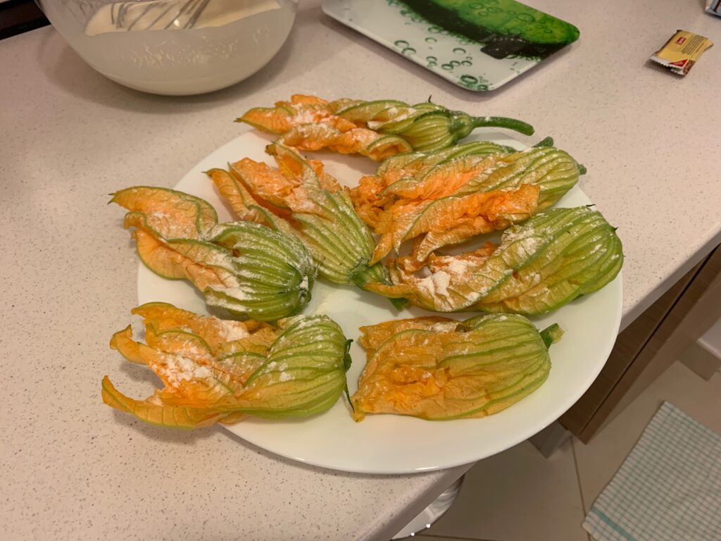 preparazione fiori di zucca in tempura