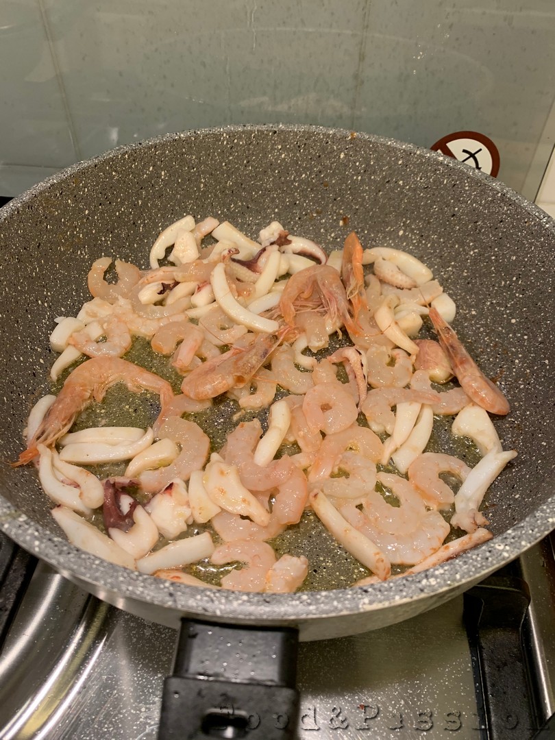 preparazione fregola | calamari e gamberi