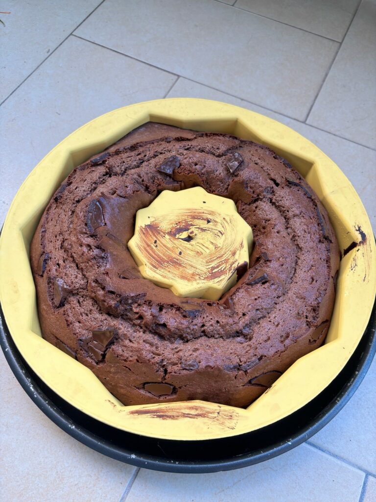 Torta al cioccolato sfornata